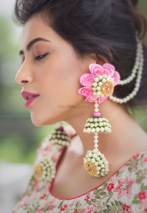 Earrings For Haldi, Flower Jewellery For Haldi, Flower Jewellery For Mehndi, Fresh Flower Jewelry, Flower Jewelry Designs, Wedding Flower Jewelry, Bride Floral, Real Flower Jewelry, Bridal Fashion Jewelry