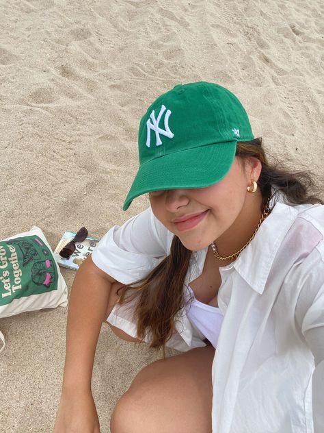 Green Hat Outfit Summer, Baseball Hat Selfie, Green New York Yankees Hat Outfit, Green Hat Outfit Baseball Caps, Green Ny Hat Outfit, Beach Asthetics Outfit, Green Hat Aesthetic, Green Ny Hat, Beach Asthetics Photos