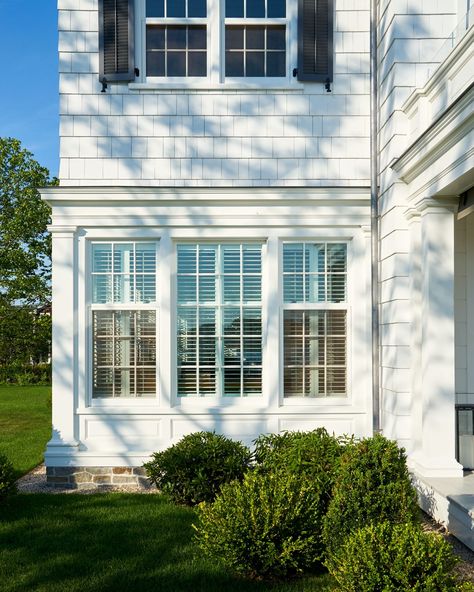 Narrow Sunroom, Vista House, Garage Guest House, Dining Room Bench Seating, Hudson Homes, Open Plan Kitchen Living Room, Architecture Landscape, House Siding, Classical Architecture