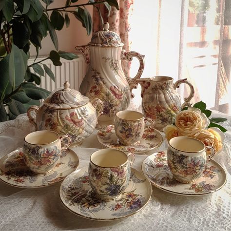 طقم شاي, Tea Cups And Saucers, Antique Dishes, Pretty Cups, China Dishes, Vintage Dinnerware, Teapots And Cups, Tea Art, My Cup Of Tea