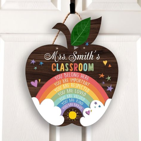 Classroom Welcome Sign, Selling Crafts Online, Door Name Plates, Handmade Wall Hangings, Classroom Welcome, Bond Paper Design, Teacher Signs, Express Gratitude, Gifts Teacher