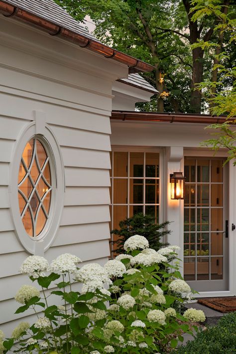 California Cottage Exterior, Cottage Exteriors Ideas, Spanish Cottage Exterior, Hampton Exterior Home, Coastal Colonial Exterior, Side Entrance Ideas Exterior, Small House Curb Appeal, Covered Porch Design, Wreaths On Exterior Windows