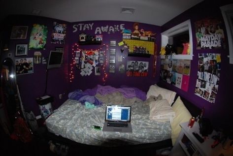 Punk Bedroom, Emo Room, Punk Room, Grunge Bedroom, Scene Room, Future Room, Grunge Room, Room Goals, Indie Room