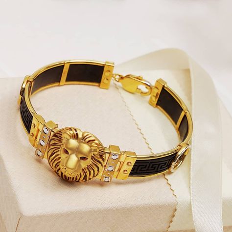 Featuring one of the central themes of the SIMHA collection, with a lion head, this bracelet is a symbol of a true leader. A great fit for… Elephant Hair Bracelet Gold For Men, Dimond Breslet, Gents Bracelet Gold, Elephant Hair Jewelry, Mens Bracelet Gold Jewelry, Man Gold Bracelet Design, Elephant Hair, Lion Head Bracelet, Gents Bracelet