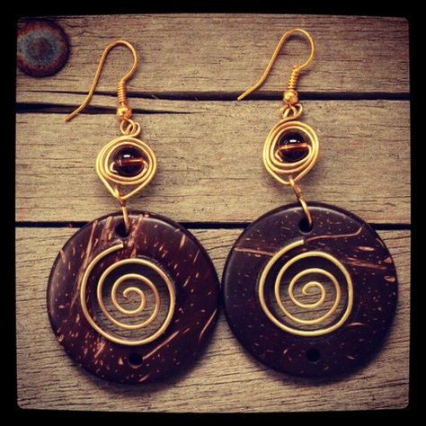 Coconut Earrings Coconut Ideas, Coco Art, Coconut Earrings, African Necklaces, Coconut Jewelry, Coconut Shell Crafts, Earrings Diy Handmade, African Bracelets, Coconut Shells