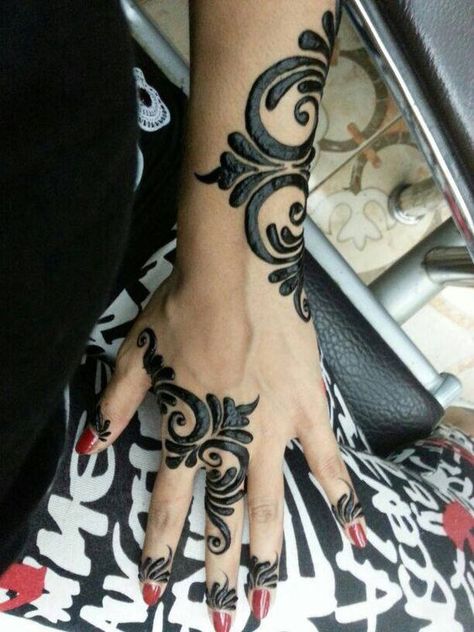 Fashion trends keep changing and it is the same with mehndi designs. New variations of mehndi designs keep coming inspiring people to try n... Cool Henna, Unique Henna, Modern Henna, Black Henna, Henna Style, Beautiful Henna Designs, Mehndi Patterns, Mehndi Tattoo, Henna Designs Easy