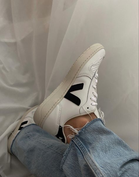 Veja Sneakers High Top, Veja Sneakers Aesthetic, Veja Sneakers Outfit Women Dress, Everyday White Sneakers, Old Money Sneakers Woman, Veja Aesthetic, Veja Sneakers Outfit Women, Old Money Sneakers, Veja Sneakers Outfit