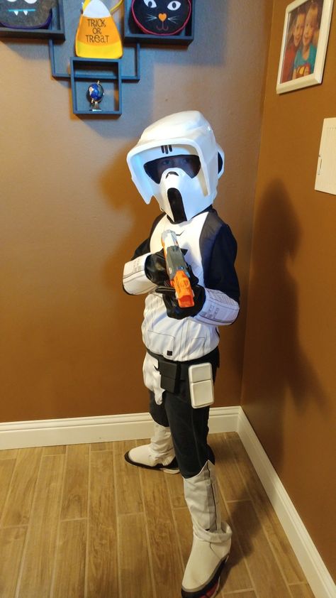 DIY Scout Trooper helmet for kids' Halloween costume. Scout Trooper Costume, Stormtrooper Diy Costume, Diy Clone Trooper Costume, Storm Trooper Costume Kids, Scout Trooper Helmet, Phase 2 Clone Trooper Helmet, Star Wars Helmet, Halloween Costumes For Kids, Kids Costumes