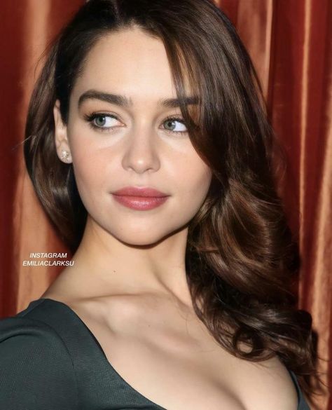 Emilia Clarke Dark Hair, Emilia Clarke Brown Hair, Emilia Clarke, British Actresses, Pretty Eyes, Just Girl Things, Dark Hair, Bridal Makeup, Pretty Woman