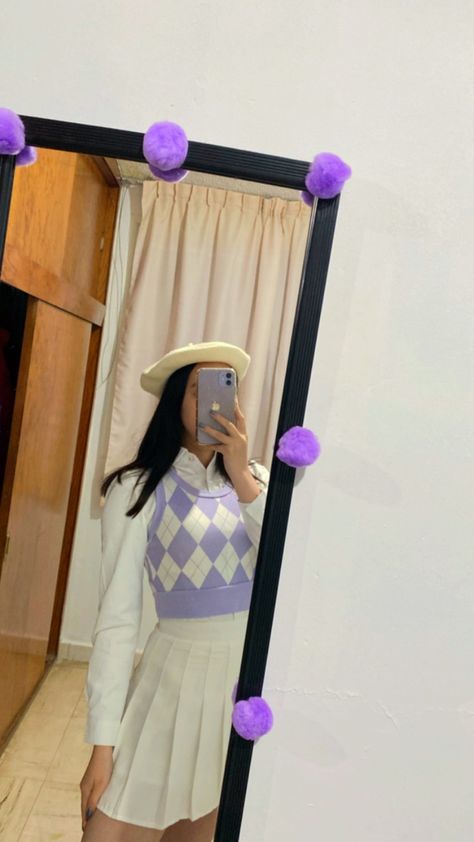 #outfit #white #purple #boina #chaleco #tennisskirt #camisa #purpleandwhite Purple And White Aesthetic Outfit, Purple And White Outfit Aesthetic, Lilac Vest Outfit, Pastel Purple Outfit Ideas, Purple Vest Outfit, Purple White Outfit, Regina Outfits, Aesthetic Pastel Outfits, Vest Outfits Aesthetic