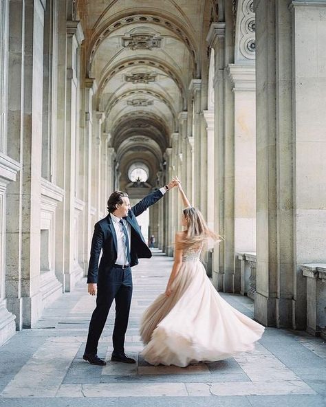 Morning Wedding Photos, Paris Bride, France Elopement, Prewedding Studio, Bride Tips, Wedding Photo Session, Wedding Photo Display, Photo Concept, Romantic Photos Couples