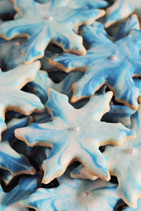 Marbled Sugar Cookies Royal Icing, Marbled Christmas Cookies, Snowflake Sugar Cookies Decorating Ideas, Marble Icing Cookies, Marbled Sugar Cookies, Snowflake Cookies Royal Icing, Cut Out Christmas Cookies, Cookie Decorating Icing, Gaining Confidence