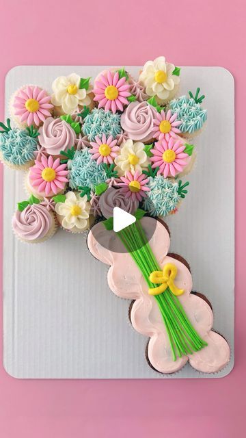 Cara Pile on Instagram: "Happy Mothers Day Weekend💐🧁cupcakes are frosted all together then pulled apart and served as individual cupcakes 🩷 . . . #springflowers #flowercupcakes #floralcupcakes #mothersdaycupcakes #springcupcakes #cupcakecake #bouquetcupcakes #pullapartcupcakes #pullapartcupcakecake #pullapartcake #cupcakereel #cakereel #cakereelsofinstagram #buttercreamflowers #wichitaks #andoverks #creativecupcakes" Happy Mothers Day Weekend, Individual Cupcakes, Tea Time Party, Pull Apart Cupcake Cake, Spring Cupcakes, Decorated Cupcakes, Pull Apart Cake, Mothers Day Cupcakes, Pull Apart Cupcakes