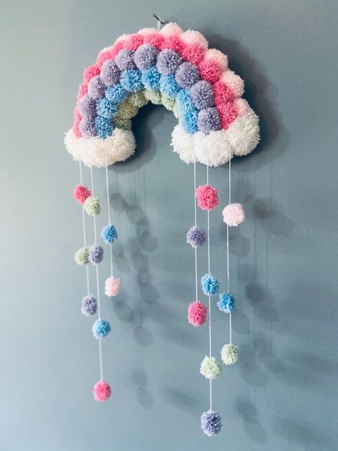 Pom Pom Ideas, Pompom Crafts, Woolen Craft, Hamper Ideas, Pom Pom Wreath, Pom Crafts, Diy Yarn Crafts, Pom Pom Crafts, Diy Yarn