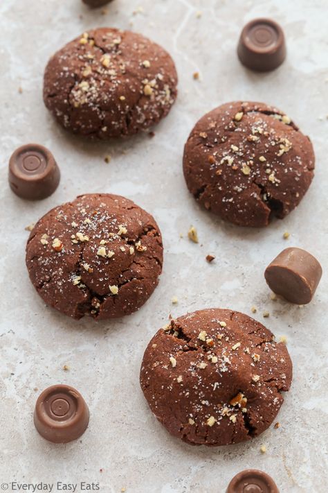 Chocolate Rolo Cookies, Rolo Cookies Recipe, Rollo Cookies, Rolo Candy, Rolo Cookies, Soft Chocolate Cookie, Easy Candy Recipes, Stuffed Cookies, Italian Cookie Recipes