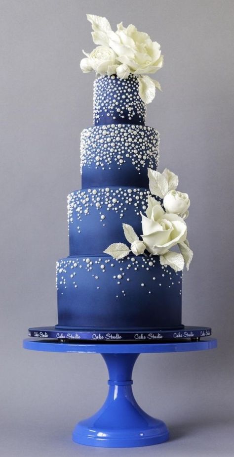 Blue wedding cake with pearls and flowers for design. Wedding Cake Trends, Wedding Cake Navy, Hot Wedding, Silver Cake, Ice Cake, Winter Wedding Cake, Cake Studio, Wedding Cakes Blue, Blue Cakes