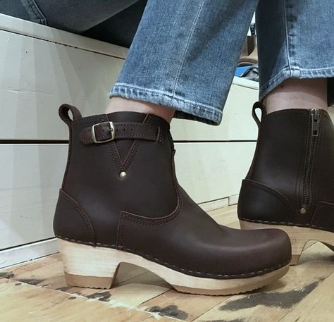 A Brooklyn Mom's Guide to Clog Boots - pyaar to the people Clog Boots Outfit, Styling Clogs, How To Style Clogs, Outfits With Clogs, Buckle Boot, Brown Clogs, Dansko Clogs, Expensive Shoes, Leather Clog