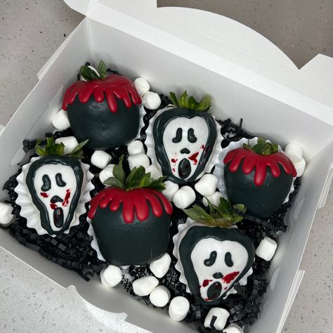 Spooky berries Ghost Face Strawberries, Spooky Berries, Spooky Foods, Strawberry Ideas, Strawberry Recipe, Chocolate Covered Strawberry Recipe, Covered Strawberry, Spooky Food, Ghost Face