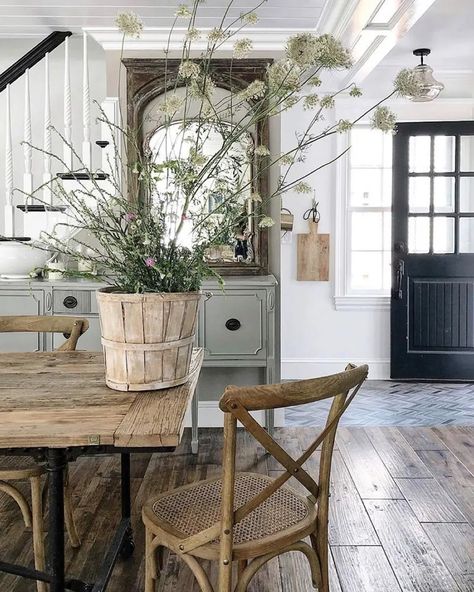 Tendance : 30 inspirations pour adopter le style déco campagne | Shake My Blog Farmhouse Interior Design, Decor Ikea, Style Deco, Farmhouse Interior, Classic Interior, Cheap Decor, Farmhouse Chic, Rustic Interiors, Cheap Home Decor