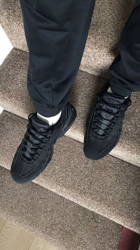 Black Air Max 95 Outfit, Nike Air Max 95 Outfit, Wide Feet Shoes, Taper Fade Short Hair, Guys Fashion Casual, Black Men Fashion Urban, Spring Outfits Men, Pretty Shoes Sneakers, Nike Air Shoes