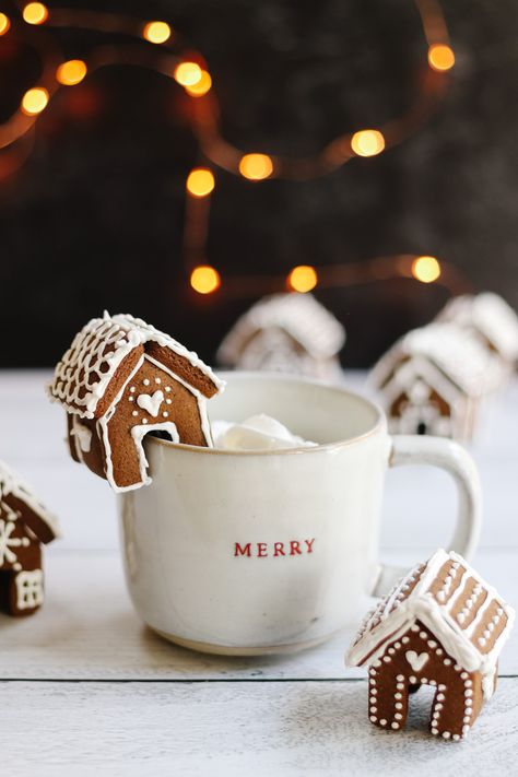 Pumpkin Snickerdoodle Cookie Recipe, Gingerbread House Mug, Linzer Cookies Recipe, House Mug, Mug Topper, Mini Gingerbread House, Pastry Appetizer, Wreath Cookies, Gingerbread House Cookies