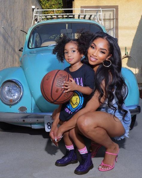 Brooke Valentine, Mommy Daughter Photoshoot, Mother Daughter Poses, Mommy Daughter Pictures, Daughter Photo Ideas, Daughter Photoshoot, Mommy And Baby Pictures, Mommy Daughter Outfits, Lil Girl Hairstyles