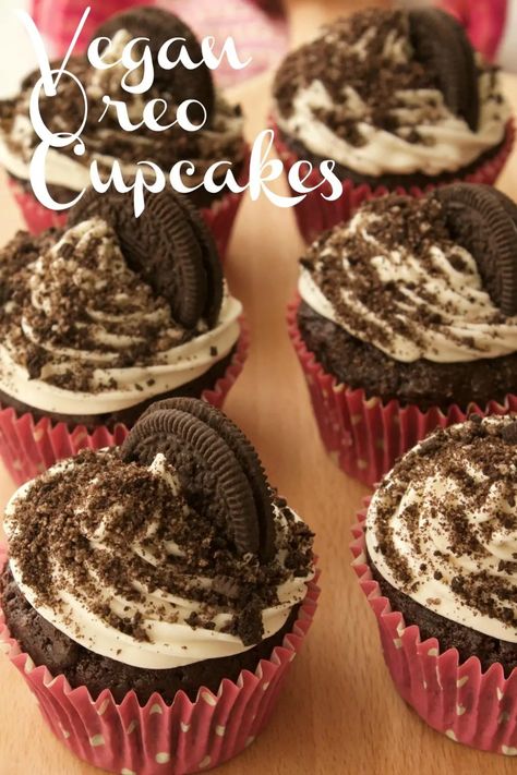 Rich and moist vegan oreo cupcakes with vanilla frosting, oreo sprinkles and an entire oreo cookie baked into the base! Vegan | Oreo Cupcakes | Vegan Cupcakes | Vegan Dessert | lovingitvegan.com Oreo Cupcake Recipe, Oreo Muffins, Vegan Buttercream Frosting, Vegan Cupcake Recipes, Oreo Cupcake, Cookies And Cream Frosting, Vegan Lemon Cake, Chocolate Oreo Cake, Vegan Muffins