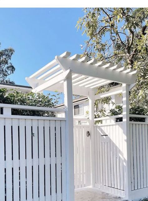 Modern Front Fence Ideas Australia, Modern Front Fence, Front Fence Ideas Australia, Front Yard Privacy Fence, Yard Privacy Fence, Front Fence Ideas, Front Yard Privacy, Yard Privacy, Small Beach Houses