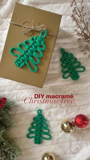 Alisha Ing | Fiber Artist on Instagram: "Using the Square Knot Picot technique from my last tutorial, you can create a super fun and easy macramé Christmas tree in just minutes! 

These festive trees can be used as present toppers, ornaments or part of your holiday dinner table decor🎄✨ You can even make a bunch and string them as garland. The possibilities are endless so have fun getting creative and crafty! 
.
.
.
.
.
.
.
.
.
.
.
.
.
#macramechristmastree #macramechristmasdecor #diymacrame #diychristmasdecor #macrame #macramediy #macrametutorial #macramevideo #macrameknotting #macrameornament #diyornaments #christmascrafts #kidschristmascrafts #kidscraft #giftwrapping #macramechristmas" Christmas Tree Yarn, Present Toppers, Friendship Bracelet Knots, Diy Christmas Gifts For Friends, Macrame Crafts, Holiday Dinner Table, Peppermint Christmas, Christmas Tree Garland, Dinner Table Decor