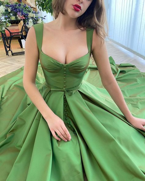 62k Likes, 172 Comments - Teuta Matoshi (@teutamatoshi) on Instagram: “An iridescent green gown shines in the afternoon light with the perfect belted bow 💚 green…” Evening Wedding Guest Dress, Girls Graduation Dresses, Evening Wedding Guest, Evening Wedding Guest Dresses, Satin Ruffle Dress, Split Prom Dresses, Stile Preppy, Green Evening Dress, Prom Dresses With Pockets