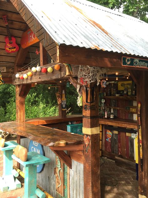 Back Porch Bar Ideas Diy, Garden Tiki Bar Ideas, Tiki Bar By Pool, At Home Tiki Bar, Tikki Bar Backyard Diy, Tiki Pool Bar, Tiki Bar Restaurant Ideas, Rustic Tiki Bar Ideas, Backyard Tiki Hut