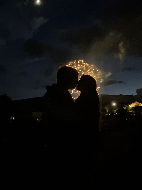 This is literally just me and my boyfriend on the 4th of july 4th Of July With Boyfriend, 4th Of July Bf Pics, Fireworks Couple, Cute Couple Pics Under Fireworks, Couple Watching Fireworks Aesthetic, Fourth Of July Aesthetic, 4th Of July Aesthetic, July Aesthetic, Me And My Boyfriend