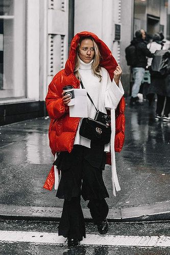 Street Style New York, Red Puffer, Winter Street, Estilo Chic, Women Street, Street Style Winter, Street Look, Street Style Inspiration, Fall Street Style