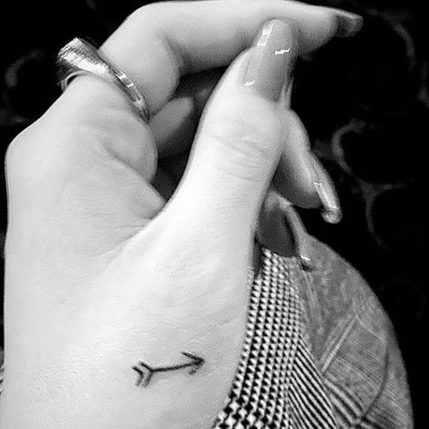 Selena Gomez Recap on Instagram: “Selena's new tattoo | via IG stories @selenagomez ▪ #LookAtHerNow #LoseYouToLoveMe #selenagomez #selenamariegomez #selenator #selenators…” Selena Gomez Hand Tattoo, Selena Gomez Tattoo, Look At Her Now, New Tattoo, Marie Gomez, Hand Tattoo, Ig Stories, Tiny Tattoos, Ig Story