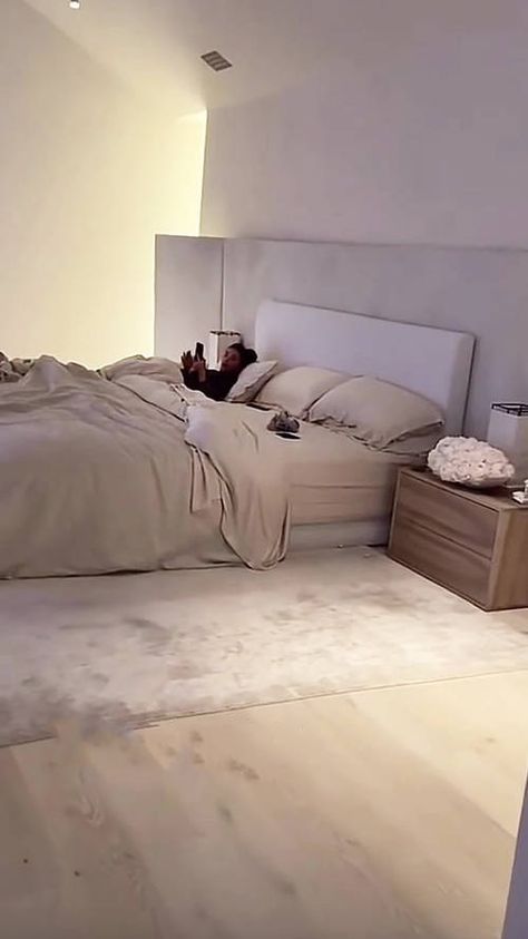 Kim Kardashian Room Bedrooms, Tammy Hembrow House Decor, Kim Kardashian Room, Kim K Bedroom, Kim Kardashian Bedroom, Kardashian Bedroom Decor, Kardashian Bedroom, Kim Kardashian Closet, Kim Kardashian House