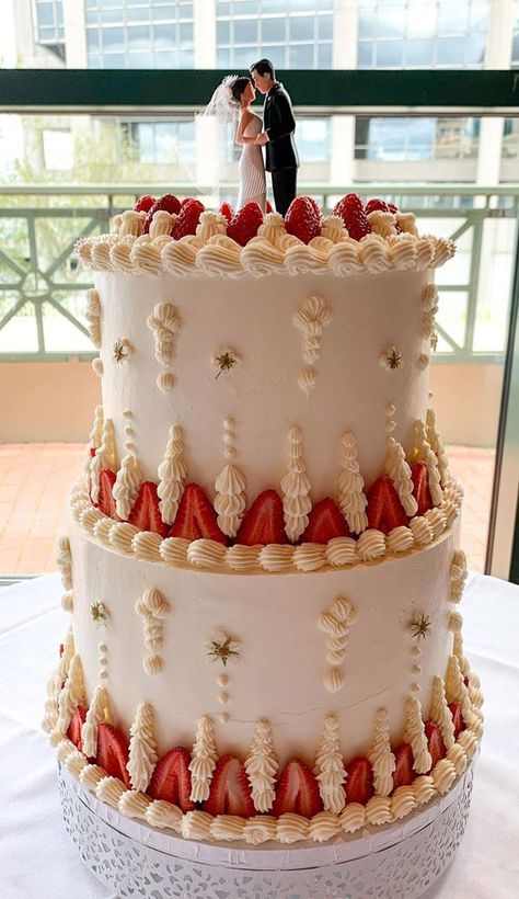 Strawberry Cream Cheese Wedding Cake, Vintage Inspired Wedding Cake, Strawberry Shortcake Wedding Cake, Lambeth Wedding Cake, Lambeth Piping, Japanese Wedding Cakes, Strawberry Wedding Cake, Vanilla Wedding Cake, Retro Wedding Cakes