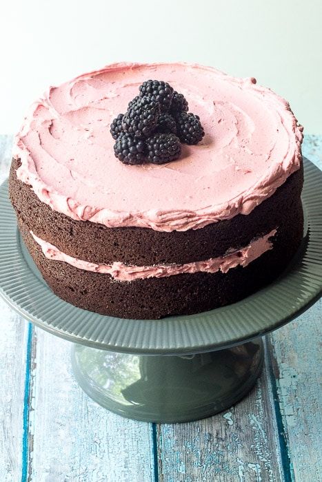 Chocolate beet cake with blackberry buttercream is a beautiful, fresh dessert. Blackberry Butter, Forage Recipes, Blackberry Buttercream, Chocolate Beet Cake, Beet Cake, Energy Food, Fresh Beets, Cake Bread, Slow Cooker Desserts