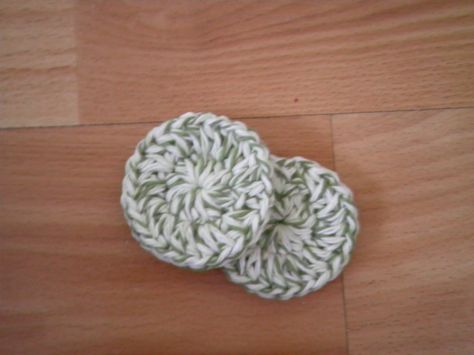 DIY crochet makeup remover pads Diy Wedding Presents, Diy Makeup Remover Pads, Crochet Reusable, Diy Dollar Tree Centerpieces, Diy Box Crafts, Cotton Crochet Patterns, Diy Makeup Remover, Reusable Pads, Diy Outdoor Weddings