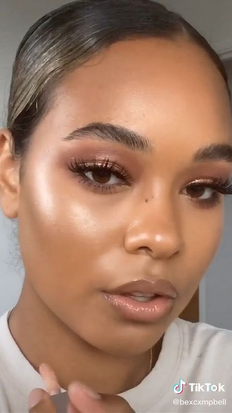 Natural Boho Makeup Looks, Glowy Bronze Makeup Wedding, Clean Glam Makeup Look, Natural Glow Makeup Black Women, Day Eyeshadow Looks Natural, Eye Crease Makeup, Clean Makeup Look Black Women, Tan Skin Makeup Looks, Eyeshadow No Eyeliner