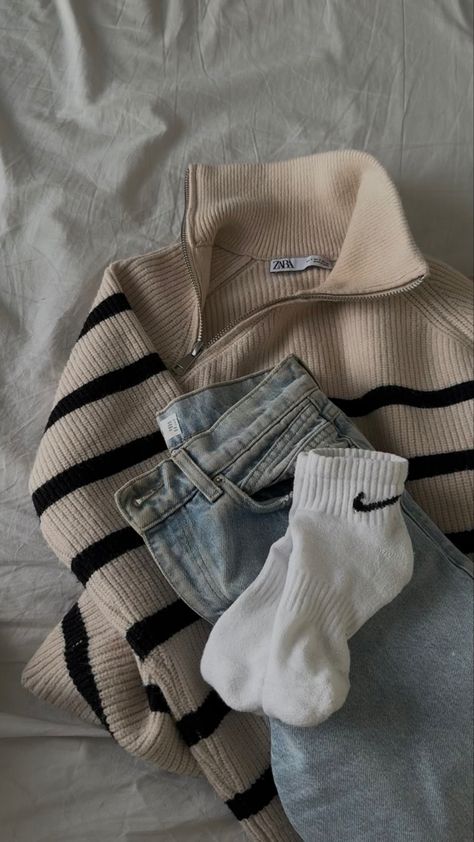 Knit Striped Sweater Outfit, Black And Brown Striped Sweater Outfit, Grey Striped Cardigan Outfit, Stripped Pants Outfit Fall, Beige Striped Sweater Outfit, Mom Fit Jeans Outfits, White Striped Sweater Outfit, Pattern Sweater Outfit, Minimalist Aesthetic Outfit