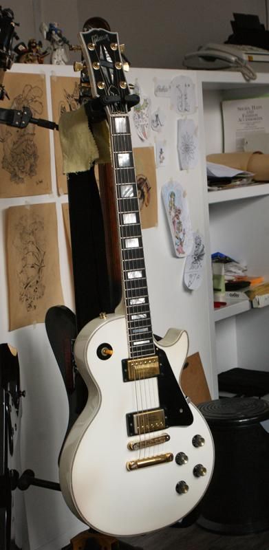 Gibson Les Paul Custom Alpine White '06 | 28jt Gibson Les Paul Custom Alpine White, White Les Paul Guitar, Gibson Les Paul White, White Les Paul, Musician Life, Gibson Les Paul Jr, Gibson Les Paul Studio, Gibson Les Paul Custom, Les Paul Jr