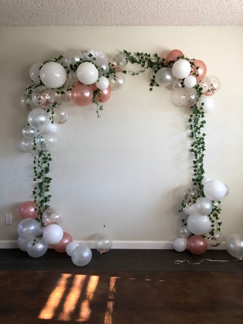 Ballon Decorations Aesthetic, Pageant Balloon Arch, Ballon Photo Booth Ideas, Birthday Balloons Garland, Photobooth Ideas For Birthday Party, Balloon Decorations Aesthetic, Ivy Party Decorations, Balloon Photo Backdrop Wedding, Balloon Arch Aesthetic