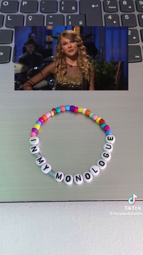 In my monologue Cute Friendship Bracelets, Taylor Swift Tour Outfits, Friendship Bracelets With Beads, Swift Tour, Taylor Swift Cute, Friendship Bracelets Designs, Estilo Taylor Swift, Pulseras Diy, Taylor Swift Funny