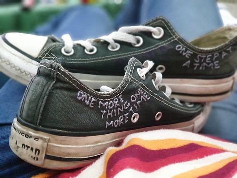 Green Converse Embroidery, Converse Embroidery Ideas, Upcycle Shoes, Diy Converse, Converse Embroidery, Embroidered Converse, Kendall Style, Custom Converse, Green Converse