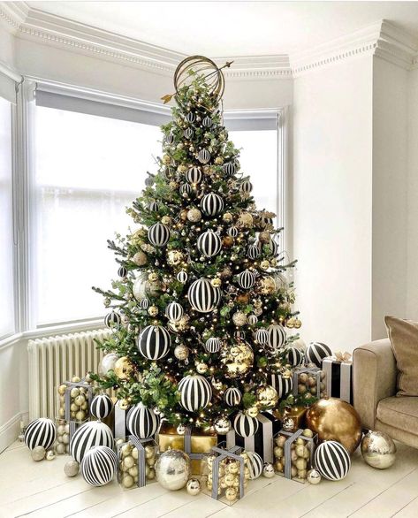 Marcella on Instagram: “Oh my goodness. How pretty is this @davidlawsondesign Nothing better I love black and white stripes. #blackandwhite #christmasdecor…” Pottery Barn Christmas Tree, White Xmas Tree, Christmas Tree Inspo, Minimalist Christmas Tree, Christmas Tree Decorating Themes, Modern Christmas Tree, White Christmas Trees, Black Christmas Trees, Christmas Tree Inspiration