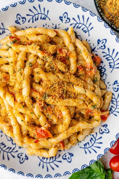 Pesto alla Trapanese is a Sicilian Pesto made with fresh tomatoes and a handful of ingredients for an easy delicious pasta in 15 minutes! Sicilian Pesto, Pasta Breakfast, Delicious Pasta, Sicilian Recipes, Grilled Veggies, Moroccan Food, Winter Recipes, Easy Food, Summer Dinner