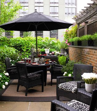 Decorating with Black - indoors and out. See 10 examples! Contemporary Patio Furniture, White Patio Furniture, Black Patio Furniture, Design Per Patio, Small Patio Furniture, Small Patio Design, Small Patio Decor, Small Outdoor Patios, Black Wicker