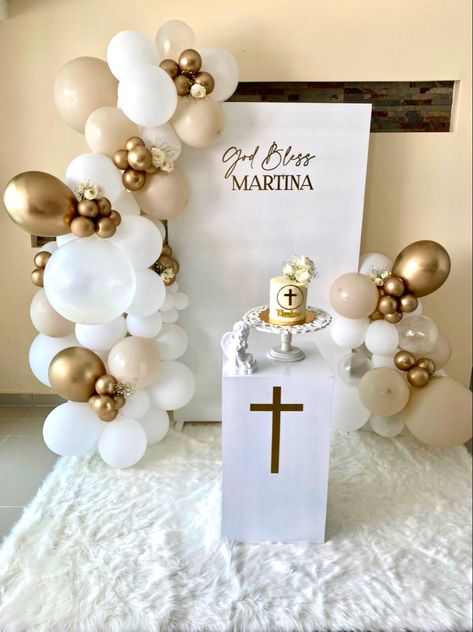 Balloon Tower Centerpieces, White And Gold Bautizo, Confirmation Balloon Decor, Holy Confirmation Decoration, First Communion Balloon Decorations, White And Gold Baptism Decorations, Simple Baptism Decor, First Communion Balloons, First Communion Balloon Garland