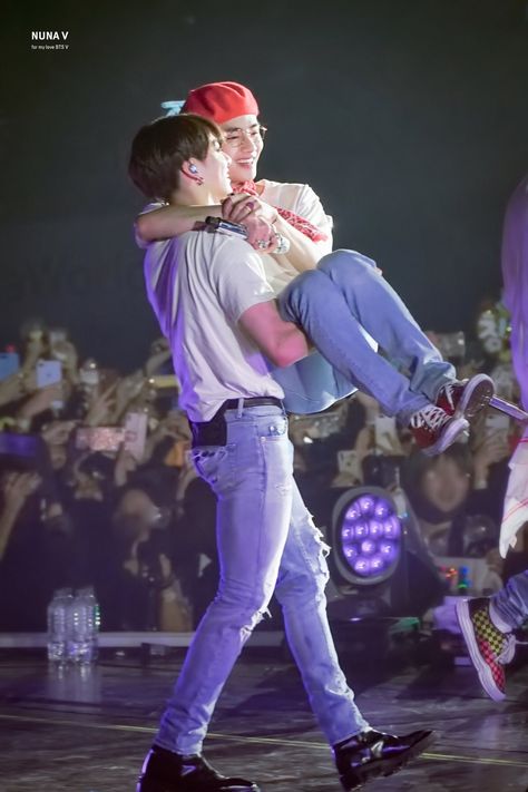 VK. on Twitter: "My Favorite Taekook Moments in Ly Tour . part 2… " V Bts Wallpaper, Bts Vkook, Bts Group, Bts Lockscreen, Fan Fiction, Jung Kook, Album Bts, Bts Bangtan Boy, Bts Jin