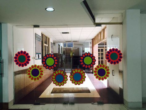 Glass door decoration ideas in school or office / paper rangoli idea Glass Door Decoration For School, School Gate Decoration Ideas, School Reception Decoration Ideas, Decoration Ideas In School, Paper Rangoli, Glass Gate, Rangoli Idea, School Reception, School Exhibition